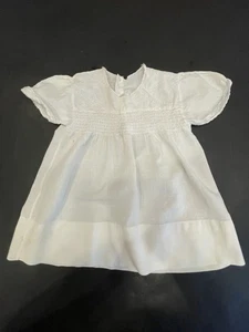 Vintage Musselin Baby Kleid/Kleid Knopfleiste hinten weiß Stickerei & Gesmokt - Bild 1 von 9