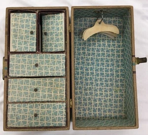 Vintage Komposition Puppenkiste, Shirley Temple Stil mit Schubladen & 3 Kleiderbügeln. - Bild 1 von 13