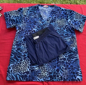 Women’s Scrub Set Excellent Condition Size Small Pant & Size Medium Top - Picture 1 of 15