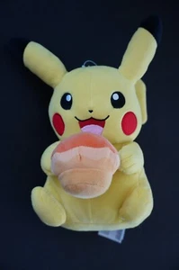 PELUCHE POKEMON PIKACHU CON CUPCAKE NINTENDO GAME FREAK 2024 8" - Imagen 1 de 3