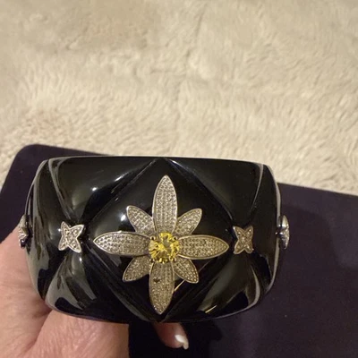 Pulsera Miriam Salat de resina tallada negra con cristales con incrustaciones de ley Foto 1 de 3