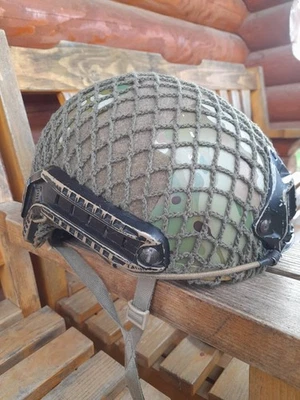 Cubierta de casco de red de camuflaje: el tamaño de celda de camuflaje militar es de 1,5 cm / 0,59 pulgadas Foto 1 de 3