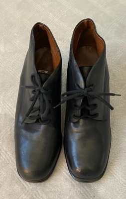 Botas femininas Etienne Aigner de couro preto tamanho 7,5W - Imagem 1 de 4