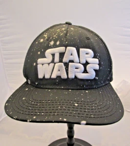 STAR WARS LUCAS FILM LTD SCHWARZE KAPPE STERNE STICKEREI LOGO DRUCKKNOPFLASCHE - Bild 1 von 5