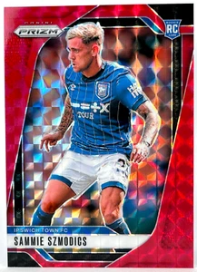 SAMMIE SZMODICS 2024-25 Prizm Premier League Calcio Rosso Mosaico Rookie RC - Foto 1 di 3