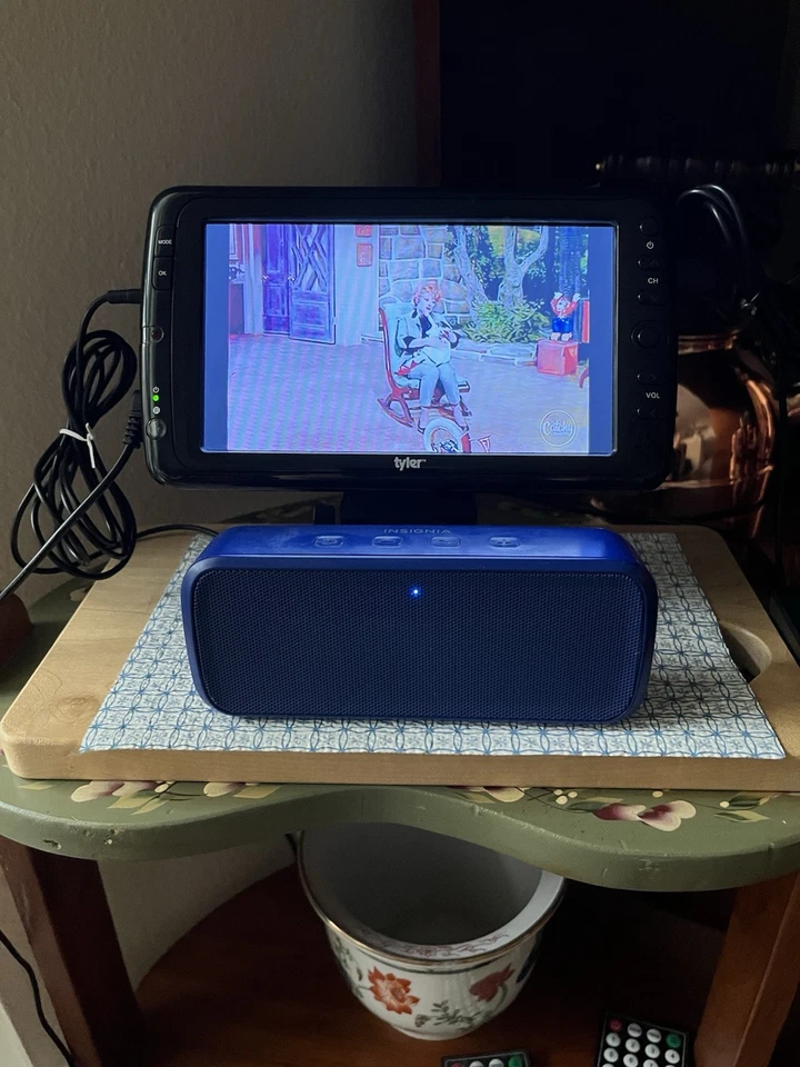 Tyler TTV701 7" Portátil Pantalla Ancha LCD con Ranura para Tarjeta USB/SD Puerto USB, Cargador Foto 1 de 4