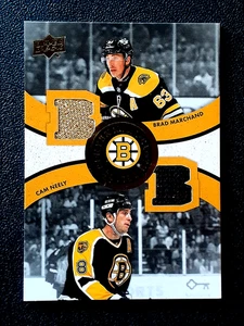 BRAD MARCHAND / CAM NEELY 2023-24 UD BOSTON BRUINS CENTENAIRE TISSU DOUBLE 22729 - Photo 1 sur 2