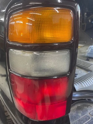 02-06 Chevy Tahoe / luz trasera suburbana Foto 1 de 2