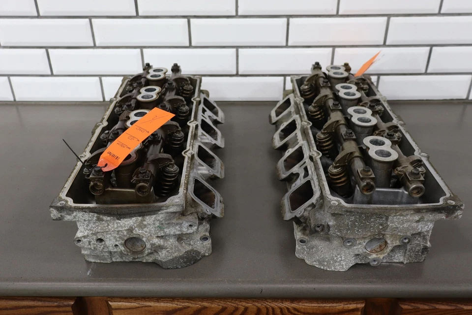 2006-2010 道奇充电器 SRT8 6.1 升 Hemi 原始设备制造商左 + 右气缸盖一对 — 第 1/4 张图片