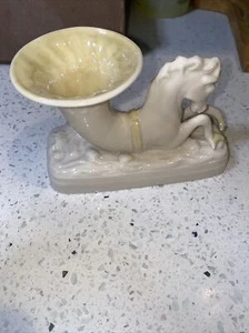 Jarrón antiguo de porcelana verde Mark Belleek caballito de mar Cornucopia derrame - Imagen 1 de 8