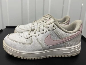NIKE Air Force 1 '07 LV8 Kids White Pink Trainers cz1685-103 Uk 2.5 - Picture 1 of 8