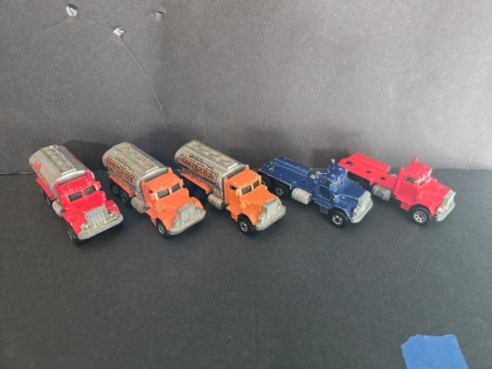 LOTE DE 5 HOT WHEELS. Peterbuilt 1979 3 petroleros, 2 mezcladores de cemento (sin mezclador) Foto 1 de 4