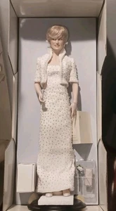 The Franklin Mint Diana Principessa di Galles Porcellana 17" Bambola Abito Finta Perla Nuovo con scatola - Foto 1 di 10