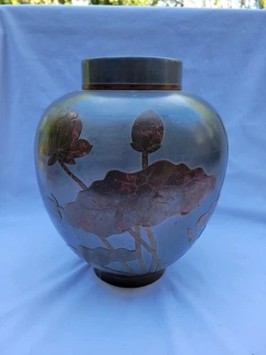 Jarrón jengibre vintage grande chino de peltre puro floral con recubrimiento de latón Foto 1 de 4