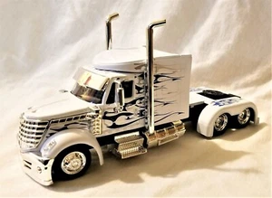 New Ray -  1:43 Scale International Lonestar Custom Truck Cab White (BBNR15241W) - Picture 1 of 3