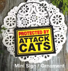 PROTECTED BY ATTACK CATS Door Hanger Fun Gag Gift Wood Mini Ornament DecoWord - Bild 1 von 3