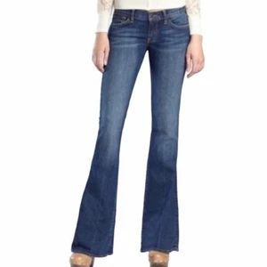 Pantalones de mezclilla Lucky Brand Charlie acampanados tiro bajo lavado medio bigotes talla 4/27 - Imagen 1 de 11