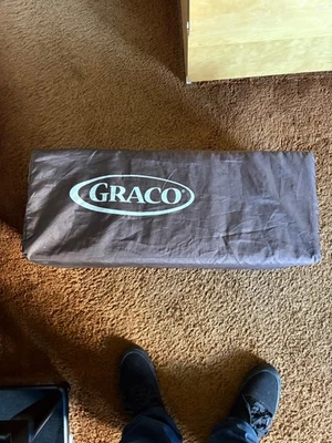 Graco Pack 'n Play -- Moca/Blanco/Animales (Limpio y Desinfectado) Foto 1 de 4