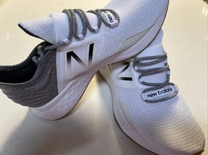 $119 New Balance Fresh Foam WROAVTW, Size 9 Gray & White - Picture 1 of 7