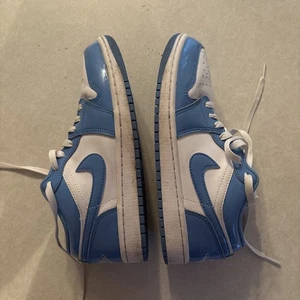 Nike Air Jordan 1 Low UNC University Blu Carolina Uomo Donna Taglia 7 senza solette - Foto 1 di 9