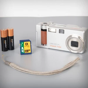 Minolta Dimage F200 4MP digital compact camera - Retro, Vintage, Y2K - Picture 1 of 16
