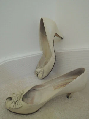 Zapatos de señora talla 8 1/2 M cuero beige 2 1/2" tacones altos valor $70 usados en excelente estado Foto 1 de 4