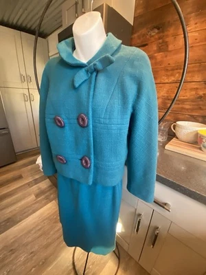 Verdadero DE COLECCIÓN HECHO A MANO PARA MUJER Falda TRAJE Mezcla de Lana Verde Azulado Grandes Botones Púrpura Años 60 S Foto 1 de 4