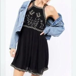 Mini vestido halter bordado Urban Outfitters en SP - Imagen 1 de 10