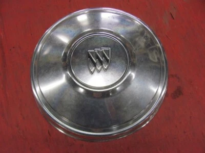 Tapacubos Derby plato perro Buick Poverty tapacubos GS Skylark Tri emblema Foto 1 de 4