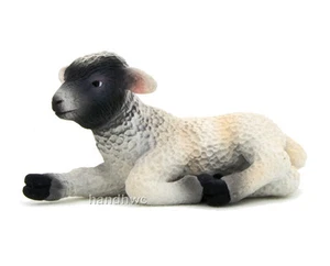 Mojo Fun 387060 Lamm mit schwarzem Gesicht liegend - realistisches Bauernhoftier Spielzeug Replik - Neu in Verpackung - Bild 1 von 1