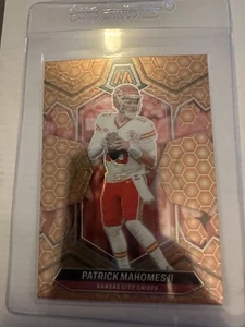 Mosaico Panini 2024 - Patrick Mahomes II #106 Honeycomb Prizm - Imagen 1 de 2