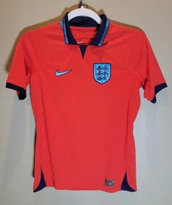 Camiseta de fútbol Inglaterra Nike 2022 2023 Selección Nacional Visitante Camiseta Pequeña Roja - Imagen 1 de 7