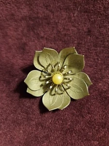 Vintage Brooch Faux Pearl Flower Gold Tone Floral Round Multilayered 1.5" - Picture 1 of 5