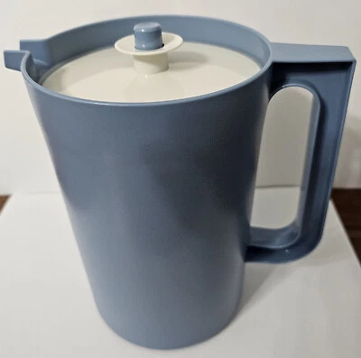 NEW vintage TUPPERWARE ctry blue 2 QUART PITCHER push button LID tight seal 1676 - Image 1 of 2