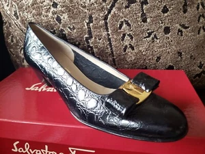Salvatore Ferragamo Women BOUTIQUE VARA Bow Black Crocodile Embossed 9 UK/10 US - Bild 1 von 18