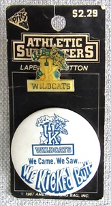 Pin/botón de solapa Wildcats vintage del Reino Unido por American Gag Bag atleta partidarios 1987 - Imagen 1 de 4