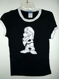 NUOVA T SHIRT XL GRUMPY nera con rifiniture bianche taglia XL jr cut by DISNEY STAGE 28 - Foto 1 di 3