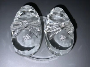 Shannon Designs of Ireland Hand Made Crystal Baby Shoes Keepsake Paperweight - Picture 1 of 6