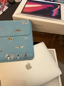 Apple Macbook Pro 13 Zoll, M2, 2022, 512GB, Spacegrau, mit Touchbar - sehr gut - Bild 1 von 10