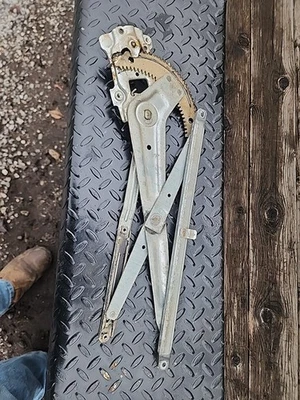 Toyota Pickup 1989-1995 OEM lado del conductor izquierdo sin ventilación ventana regulador manual Foto 1 de 2