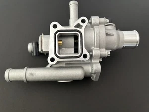 Carcasa termostato refrigerante motor Chevy 2011-16 Cruz, 2012-18 Sonic, 13-20 Trax - Imagen 1 de 5