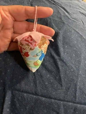 Alfiletero Strawberry Emery ~ Pastel corto de fresa y pastel de arándanos y amigos Foto 1 de 4