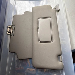 2005-2015 Nissan Titan Armada Driver Passenger Sun Visor Pair Lighted OEM Gray - Foto 1 di 12