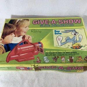 Vintage 1972 Kenner's Give-A-Show Projector with 32 Color Slides (works) - Picture 1 of 15