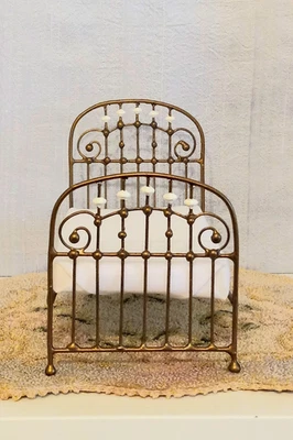 CAMA CASA MUÑECAS, ÚLTIMA ESCALA 1:12 HIERRO FORJADO TAMAÑO INDIVIDUAL "AQUERIR" Foto 1 de 4