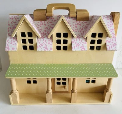 Casa de muñecas Pottery Barn Kids Augusta con algunos muebles y gato Foto 1 de 4