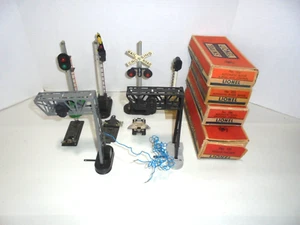 LIONEL LOT OF POSTWAR SEMAPHORE, BLOCK,HIGHWAY,GANTRY SIGNALS VERY NICE O GUAGE - Picture 1 of 1