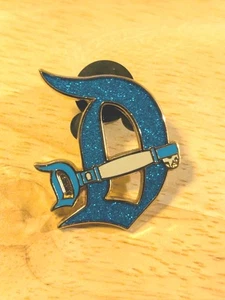 Prendedor misterioso 70 aniversario brillo trasero dorado D con llave para Disneyland Chaser - Imagen 1 de 2