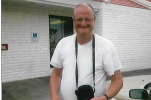 THE HAPPY MAN Vintage Portrait FOUND PHOTOGRAPH Color ORIGINAL 311 41 T - Bild 1 von 1