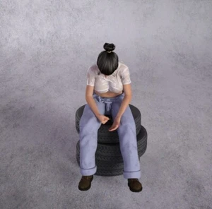 V035 "Día duro - Mujer sentada sobre neumáticos" - aprox. 10 cm 1:18 - sin pintar - Imagen 1 de 5